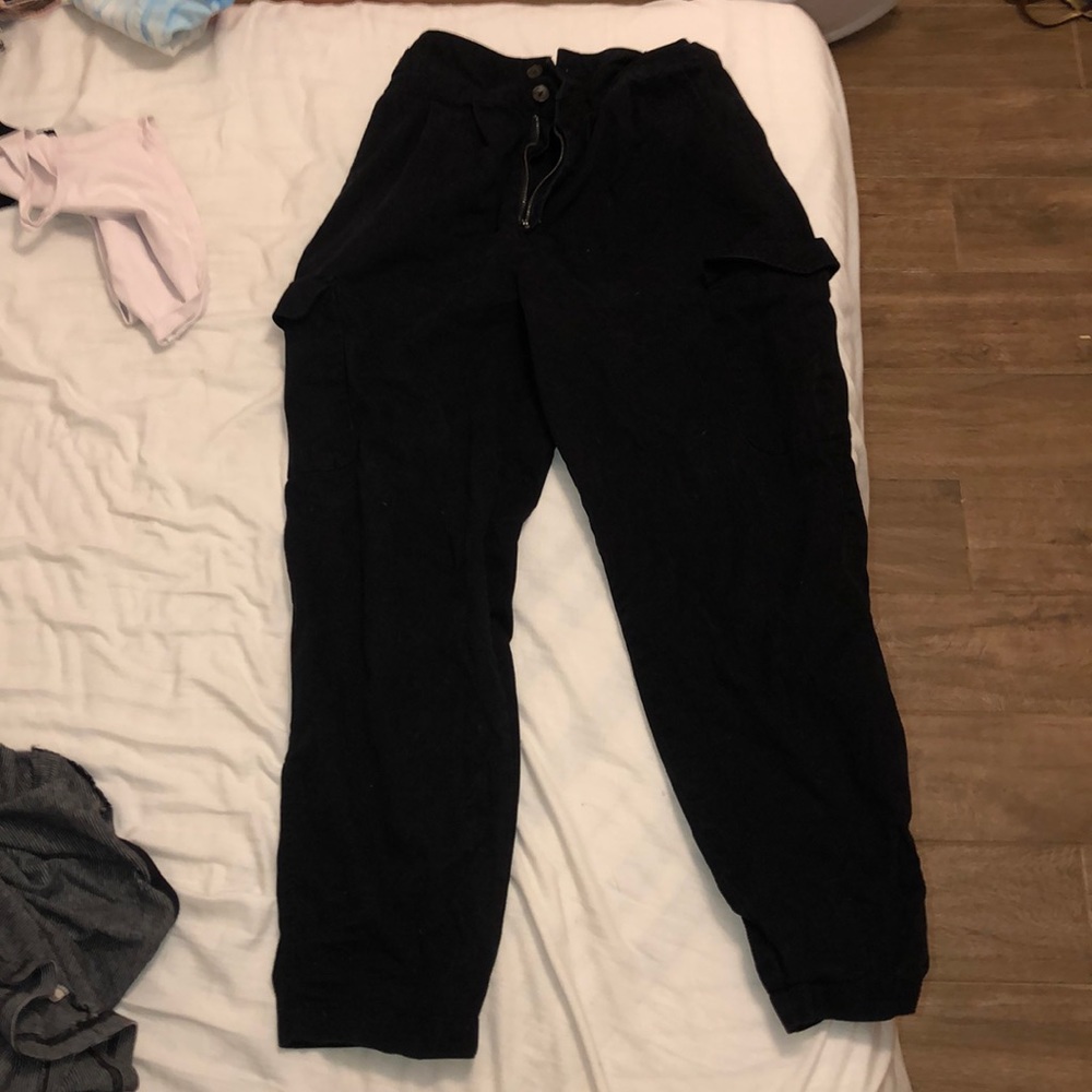 Black women’s cargo pants